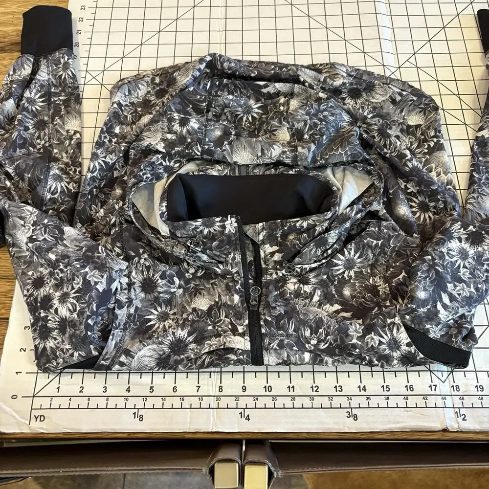 Lululemon Bring Back The Track‎ Jacket Womens 4 Flowabunga Black Grey Angel Wing